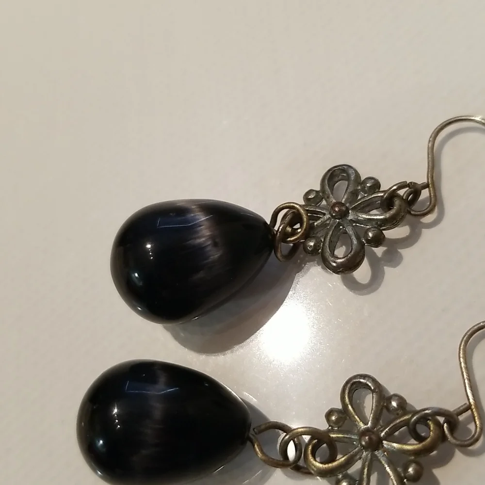 SOLD * Vintage Flower and Bead Earrings - Picture 4 of 4